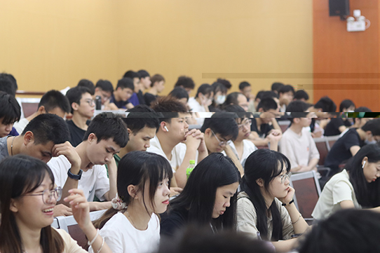 圖為同學們在認真聽講.jpg