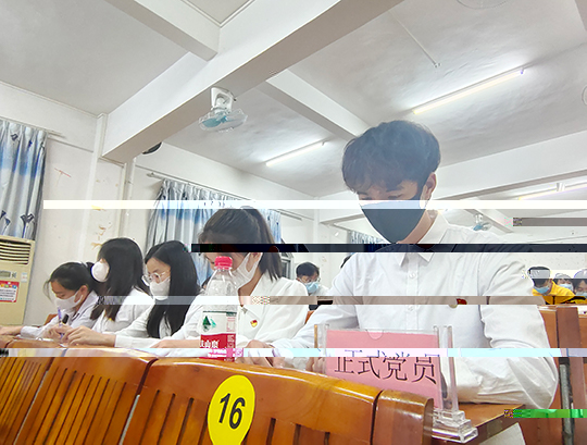 圖為在校黨員認真做筆記.jpg