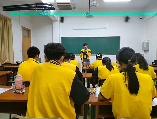 圖為21級考核幹事在台上彙報.jpg