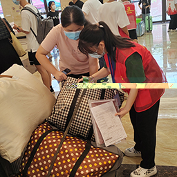 圖為志願者協助新生搬行李1.jpg 圖為志願者協助新生搬行李1.jpg