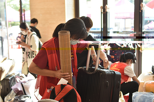 圖為志願者幫助新生整理行李1.jpg 圖為志願者幫助新生整理行李1.jpg