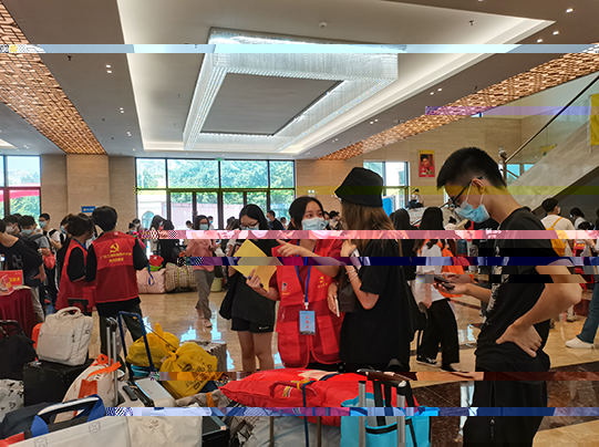 圖為志願者引導新生報到1.jpg 圖為志願者引導新生報到1.jpg