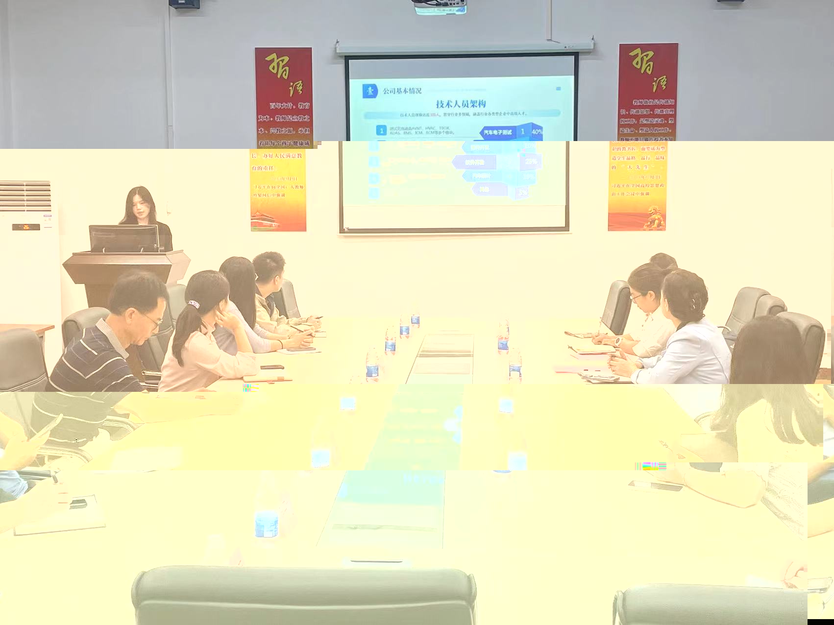 圖為客人在介紹相關情況.jpg