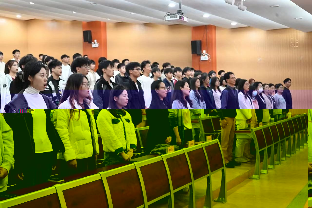 圖為全體參會師生奏唱國歌.jpg