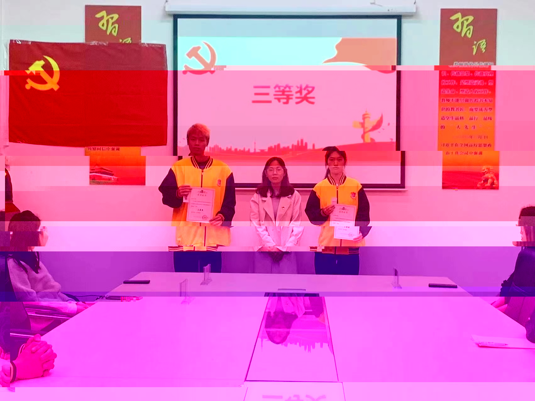 圖為羅麗瑩為三等獎獲得者頒獎.jpg