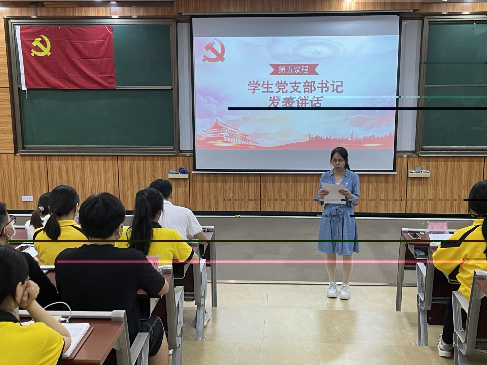 圖為梁少萍發表講話.jpg