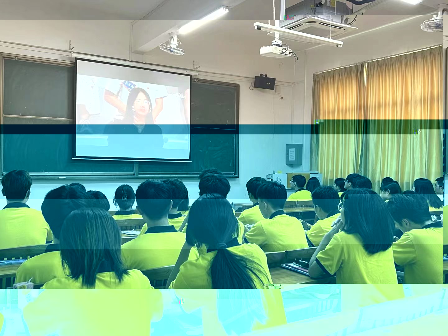 圖為參會人員認真觀看視頻.jpeg